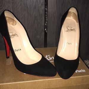 Décolleté suede black pumps